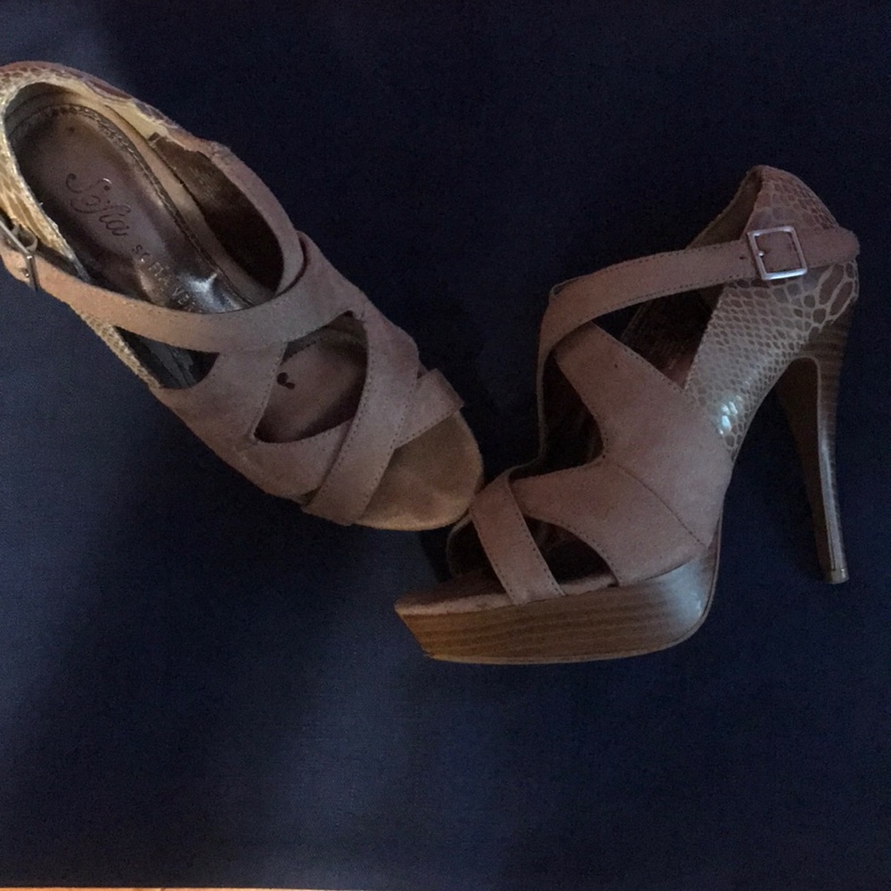 Sophia Vergara tan heels